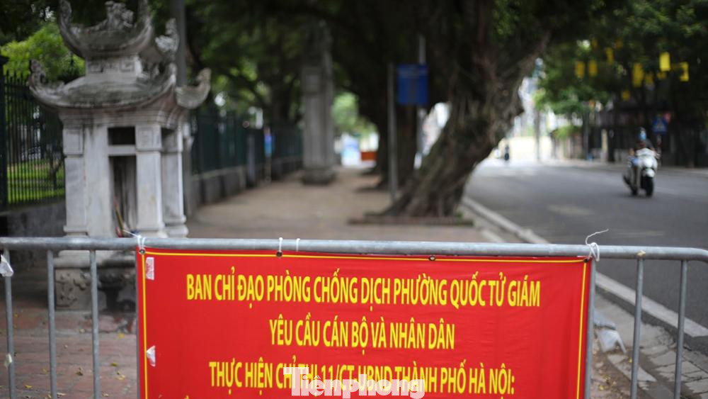 "Trước đây, những ngày này, gia đình tôi bán hàng mã xoay không kịp, giờ thì ngồi cả ngày chẳng thấy ai đến nữa" Bà Yến (chủ hàng hương) chia sẻ.