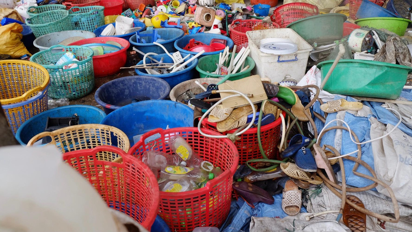 Cảnh rác thải nhựa xếp đống từ trong nhà, ngoài sân, ngõ xóm cho đến trên cánh đồng không phải là hiếm. Dân làng chọn nghề này để mưu sinh nên quanh năm đi nhặt nhạnh thu gom phế liệu đem về tái chế.