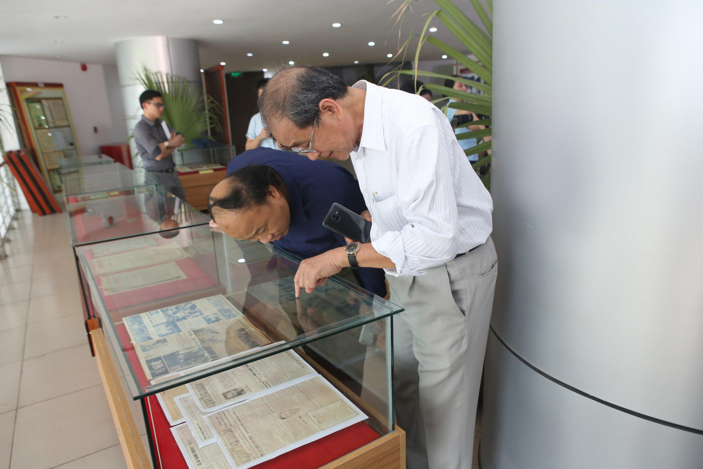 Khách mời tham quan khu trưng bày