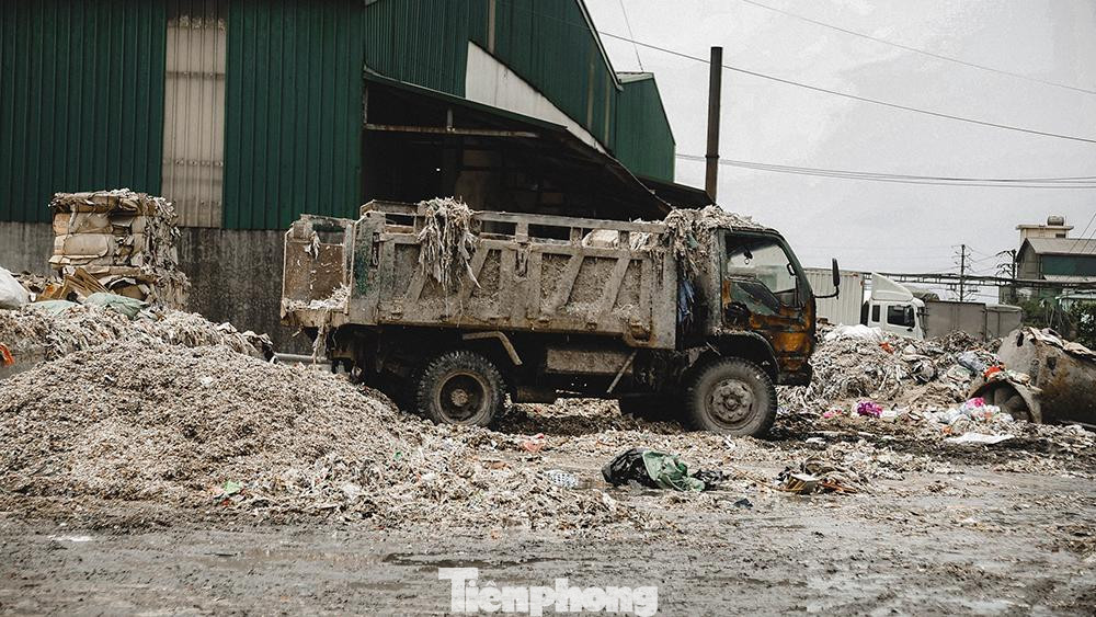 Những xe chở rác này chở và đổ một cách tích cực một lượng lớn ra dọc đường đi