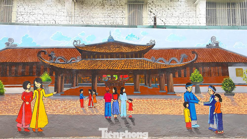 Nhưng có lẽ điều đặc biệt nhất chính là mái đình Vòng- di tích lịch sử văn hóa của phường Hạ Đình cũng được khắc họa trên bức tường này Nhưng có lẽ điều đặc biệt nhất chính là mái đình Vòng- di tích lịch sử văn hóa của phường Hạ Đình cũng được khắc họa trên bức tường này