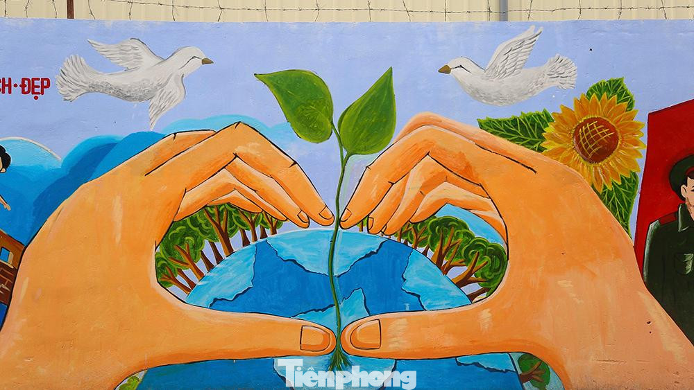 Bức tranh to nhất của đoạn đường chính là đôi bàn tay của con người bao bọc lấy trái đất ươm những mầm xanh tươi đem lại sự yên bình tới con người. Bức tranh to nhất của đoạn đường chính là đôi bàn tay của con người bao bọc lấy trái đất ươm những mầm xanh tươi đem lại sự yên bình tới con người.