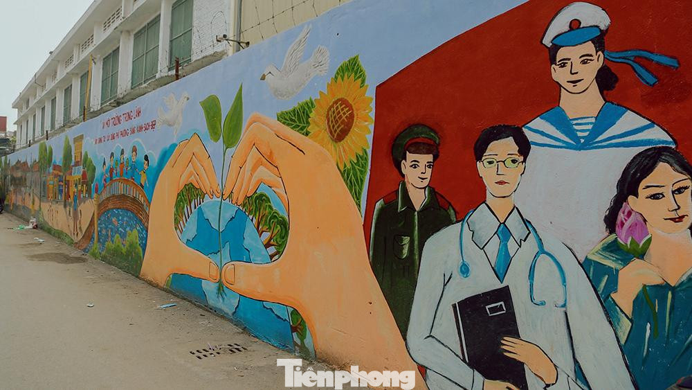 Bức tường có tổng chiều dài hơn 80 mét, cao 2,7 mét được tô điểm một cách khéo léo bởi các nghệ sĩ không chuyên của phường Bức tường có tổng chiều dài hơn 80 mét, cao 2,7 mét được tô điểm một cách khéo léo bởi các nghệ sĩ không chuyên của phường