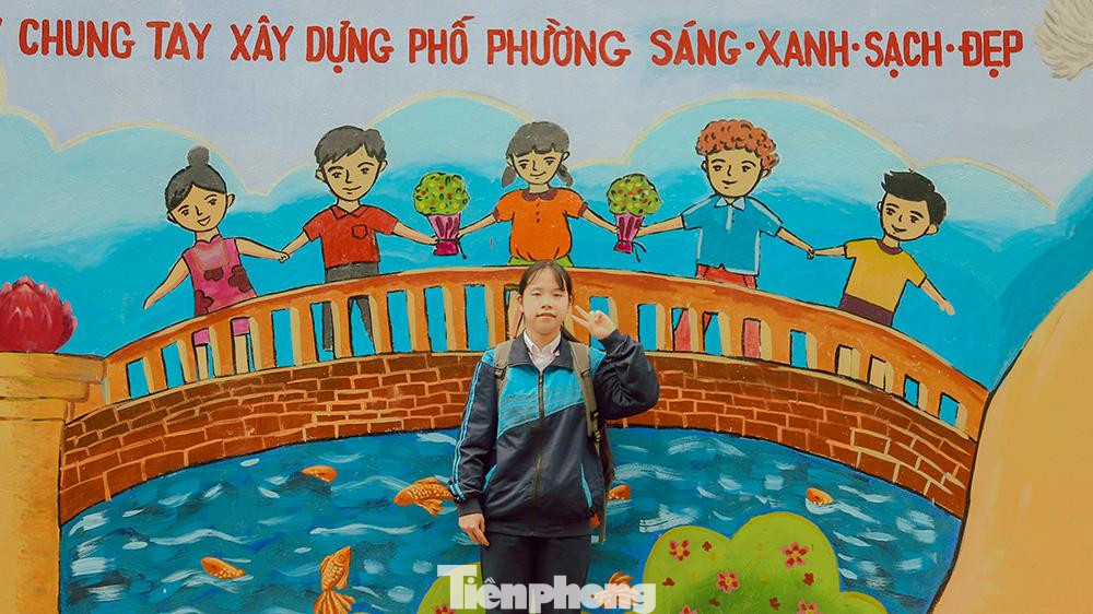 Bạn Đỗ Huyền Linh- học sinh trường THPT Hoàng Mai chia sẻ: " Em rất thích bức tường này, các anh chị vẽ rất đẹp và sinh động. Bức tường vừa tuyên truyền người dân có ý thức bảo vệ môi trường và cũng giúp chúng em không còn sợ mỗi lần đi qua đây nữa" Bạn Đỗ Huyền Linh- học sinh trường THPT Hoàng Mai chia sẻ: " Em rất thích bức tường này, các anh chị vẽ rất đẹp và sinh động. Bức tường vừa tuyên truyền người dân có ý thức bảo vệ môi trường và cũng giúp chúng em không còn sợ mỗi lần đi qua đây nữa"