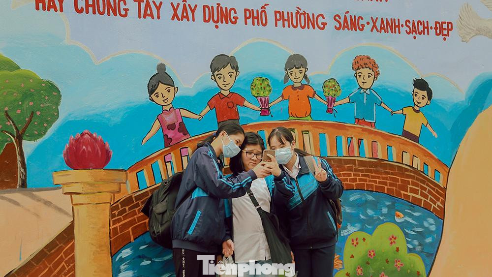 Nhiều bạn học sinh cũng tranh thủ check-in bên bức tường mới Nhiều bạn học sinh cũng tranh thủ check-in bên bức tường mới