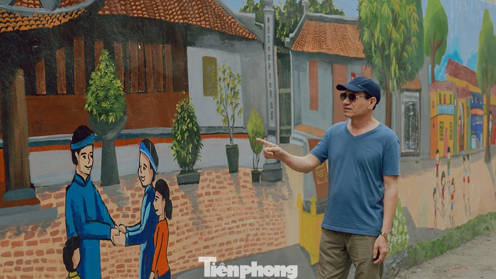 Chú Quang- người dân sống tại khu vực tâm sự " Mỗi lần đi đâu qua đây thích ngắm nhất là tranh vẽ đình, được ngắm chính nguồn cội của mình qua tranh vẽ và cũng qua bức tranh để nhắc nhở con cháu về sau rằng đã có một Hạ Đình kiên cường chữa cháy như nào" Chú Quang- người dân sống tại khu vực tâm sự " Mỗi lần đi đâu qua đây thích ngắm nhất là tranh vẽ đình, được ngắm chính nguồn cội của mình qua tranh vẽ và cũng qua bức tranh để nhắc nhở con cháu về sau rằng đã có một Hạ Đình kiên cường chữa cháy như nào"