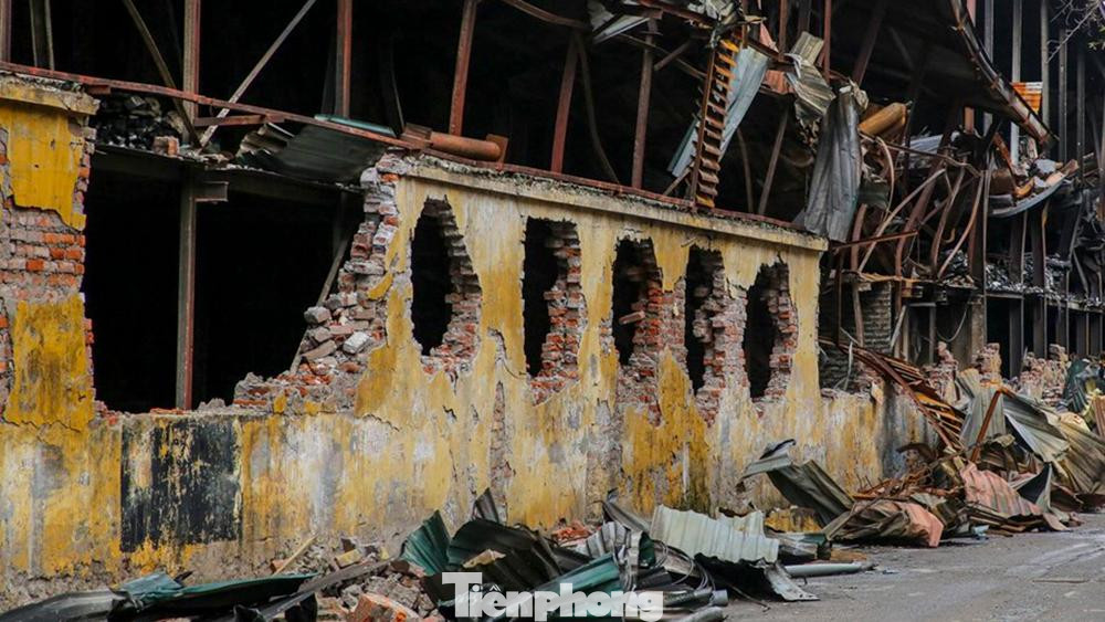 Bức tường này còn được người dân nơi đây ví với cái tên " bức tường đau khổ" để nhớ về vụ hỏa hoạn ngày hôm ấy - Ảnh: Ngọc Sơn Bức tường này còn được người dân nơi đây ví với cái tên " bức tường đau khổ" để nhớ về vụ hỏa hoạn ngày hôm ấy - Ảnh: Ngọc Sơn