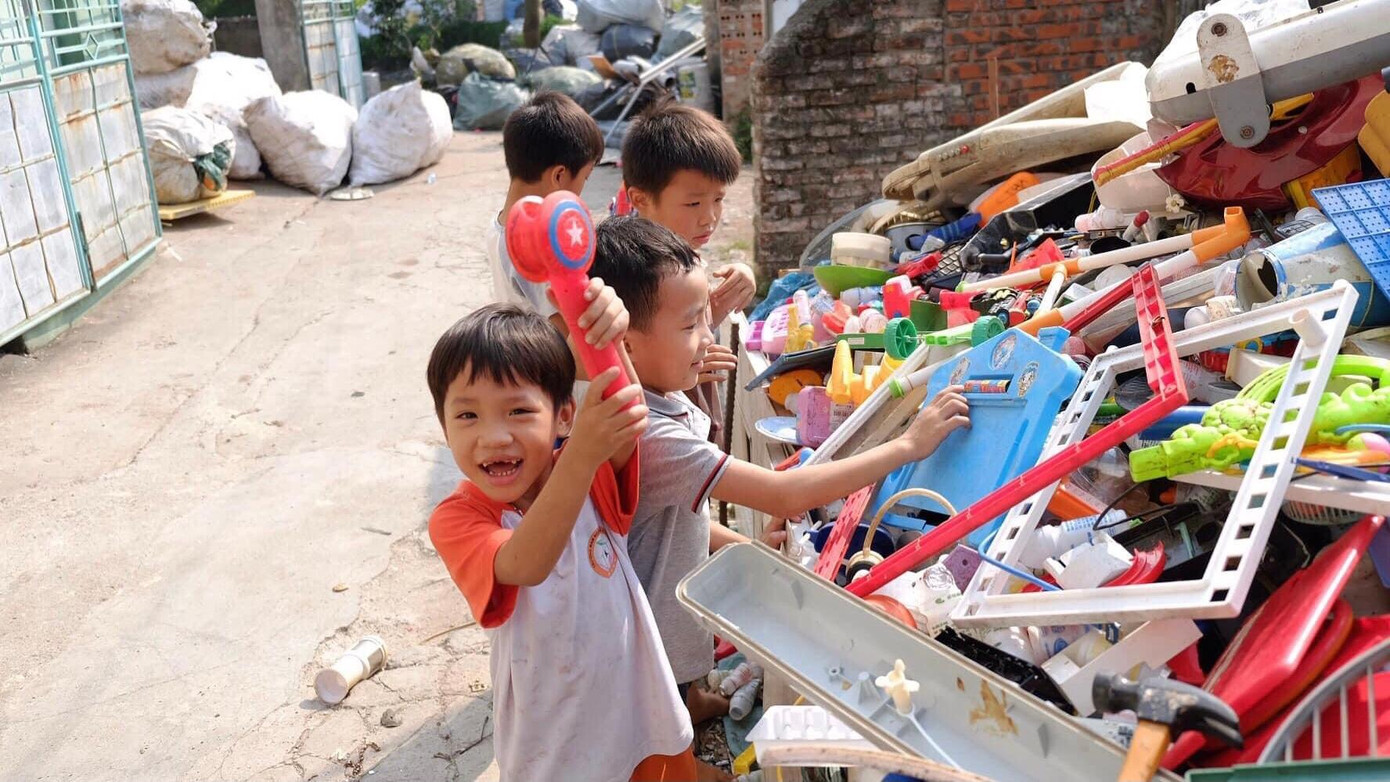 Số lượng phế liệu nhựa nơi đây không chỉ đang ảnh hưởng trực tiếp tới chất lượng sống của người dân mà còn gián tiếp ảnh hưởng tới môi trường sống của thế hệ mầm non, những em bé nơi đây coi phế liệu như một sự lựa chọn đồ chơi của riêng mình...