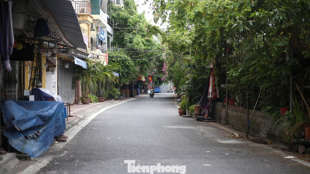 Con đường luôn để chật cứng xe mỗi dịp ngày mùng 1 hay rằm giờ trở nên thông thoáng, sạch sẽ hơn rất nhiều trong đợt giãn cách.