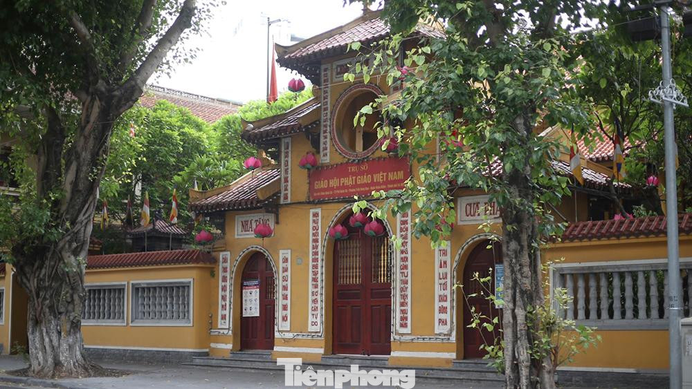 Chùa Quán Sứ vắng bóng người qua lại.