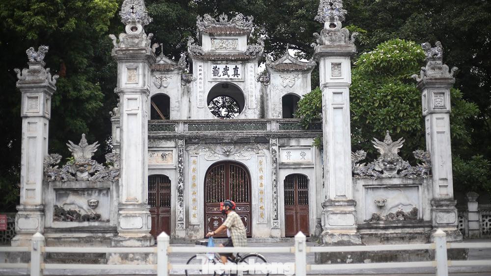 Di tích đền Quán Thánh những ngày mùng 1 hay rằm có rất nhiều người dân tới đặt lễ, dâng hương. Tuy nhiên, sau lệnh giãn cách thứ 2, không gian tĩnh lặng bao trùm xung quanh đền, cũng không còn thấy cảnh người dân đứng từ xa vái vọng nữa.