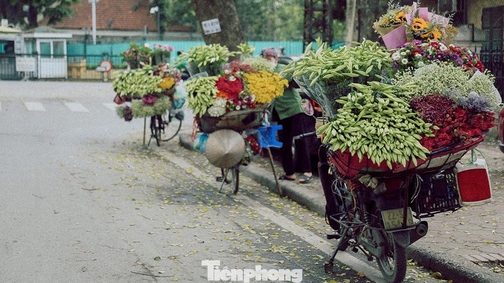 Có thể dễ dàng tìm thấy những chiếc xe đầy ắp loa kèn dọc các con phố như: Yên Phụ, Tây Hồ,Thụy Khuê... Có thể dễ dàng tìm thấy những chiếc xe đầy ắp loa kèn dọc các con phố như: Yên Phụ, Tây Hồ,Thụy Khuê...