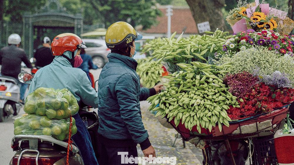 Chính vì mới đầu mùa kèm theo đó là giá phải chăng chỉ từ 40.000-60.000 nghìn đồng là có thể có một bó to và chỉ kéo dài khoảng 20 ngày là hết mùa nên loa kèn rất được người dân yêu thích và săn đón Chính vì mới đầu mùa kèm theo đó là giá phải chăng chỉ từ 40.000-60.000 nghìn đồng là có thể có một bó to và chỉ kéo dài khoảng 20 ngày là hết mùa nên loa kèn rất được người dân yêu thích và săn đón