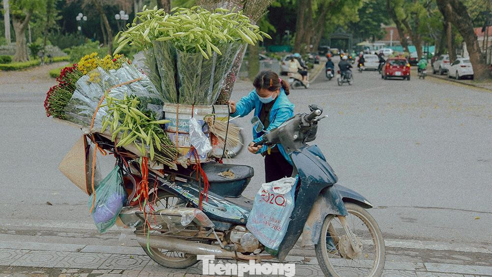 Những chiếc xe đã cũ của các mẹ, các chị nhưng lại chở theo đó là cả tháng tư dịu dàng của Hà Nội Những chiếc xe đã cũ của các mẹ, các chị nhưng lại chở theo đó là cả tháng tư dịu dàng của Hà Nội