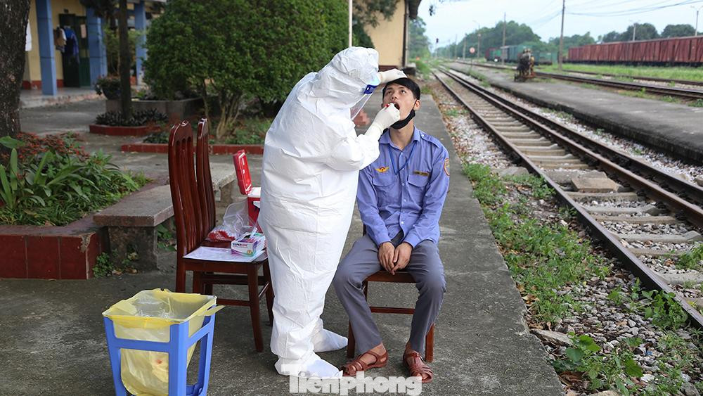 Các bác sĩ tại Trung tâm y tế tiến hành lấy mẫu xét nghiệm. Các bác sĩ tại Trung tâm y tế tiến hành lấy mẫu xét nghiệm.