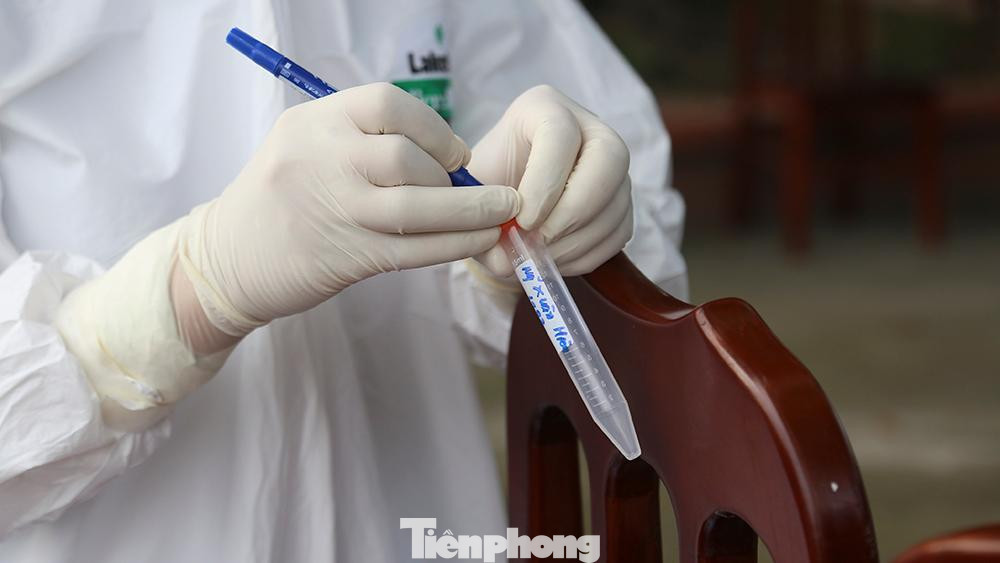 Các mẫu sau đó sẽ được đưa về Bệnh viện đa khoa Đông Anh tiến hành xét nghiệm. Các mẫu sau đó sẽ được đưa về Bệnh viện đa khoa Đông Anh tiến hành xét nghiệm.