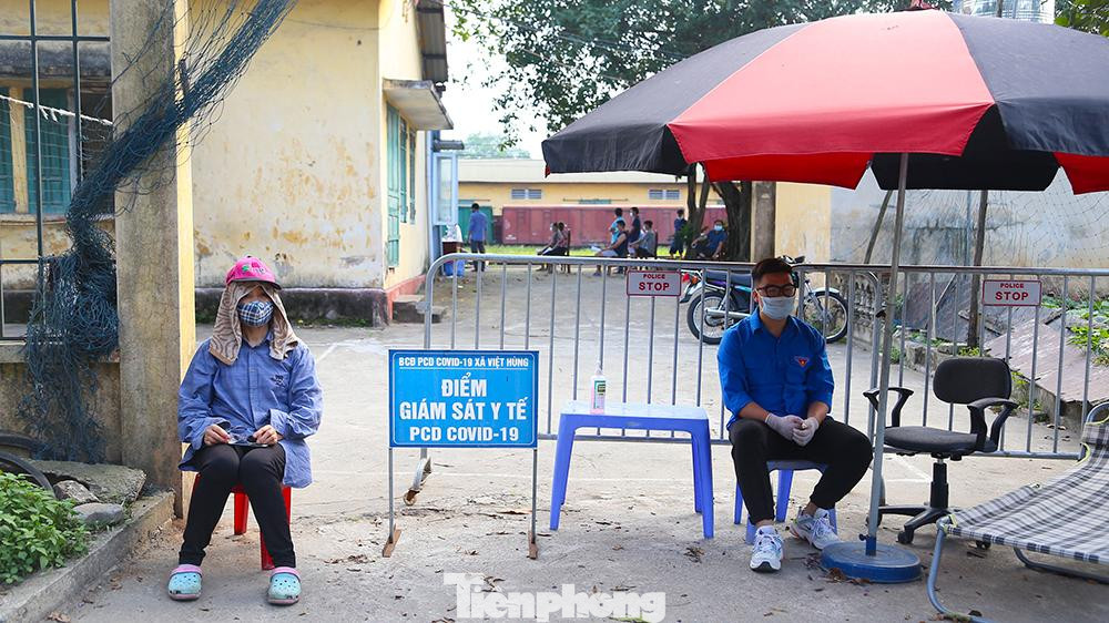 Theo vị lãnh đạo Sở Y tế, tình hình dịch bệnh trên địa bàn huyện Đông Anh đang diễn biến hết sức phức tạp. Hà Nội ghi nhận 3 trường hợp dương tính, trong đó 2 ca F1 của "bệnh nhân 2911" đã thành F0. Theo vị lãnh đạo Sở Y tế, tình hình dịch bệnh trên địa bàn huyện Đông Anh đang diễn biến hết sức phức tạp. Hà Nội ghi nhận 3 trường hợp dương tính, trong đó 2 ca F1 của "bệnh nhân 2911" đã thành F0.