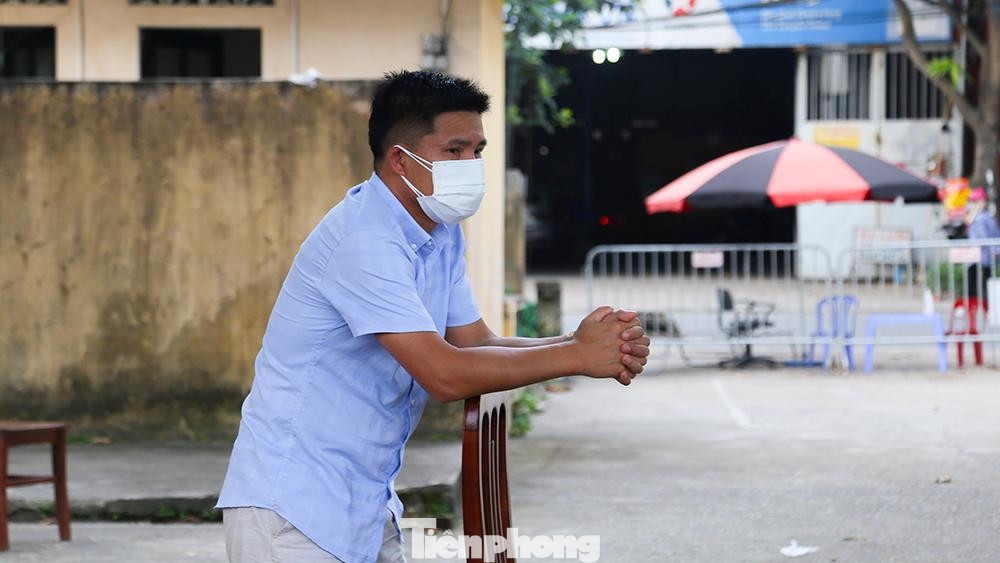 Một người dân chờ tới lượt lấy mẫu. Một người dân chờ tới lượt lấy mẫu.