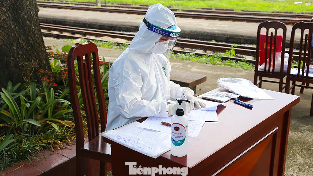 Khoảng 16h, Trung tâm y tế huyện Đông Anh đã tiến hành lấy mẫu xét nghiệm tại khu cách ly tập trung tại Ga Đông Anh- Việt Hùng. Khoảng 16h, Trung tâm y tế huyện Đông Anh đã tiến hành lấy mẫu xét nghiệm tại khu cách ly tập trung tại Ga Đông Anh- Việt Hùng.