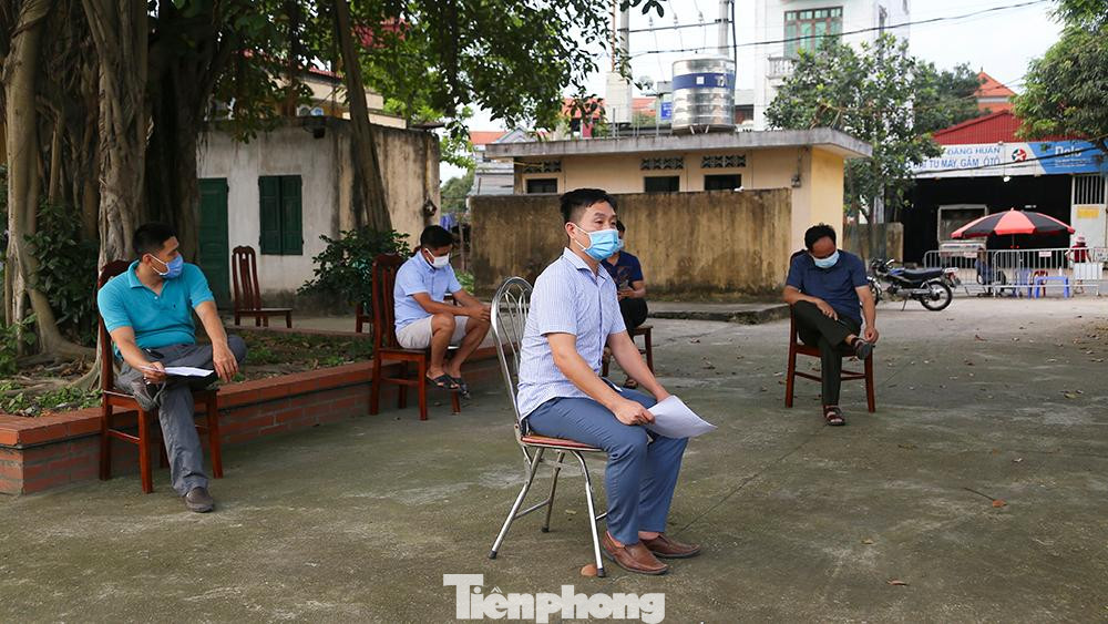 Việc lấy mẫu xét nghiệm được đảm bảo về an toàn, giãn cách và đeo khẩu trang theo đúng quy định. Việc lấy mẫu xét nghiệm được đảm bảo về an toàn, giãn cách và đeo khẩu trang theo đúng quy định.