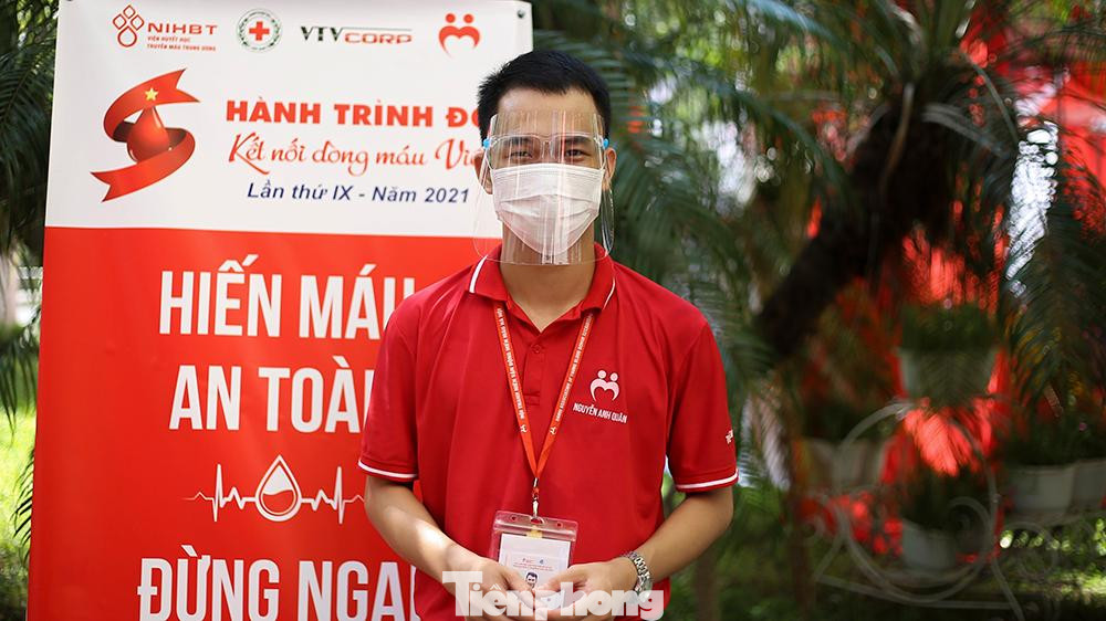 Anh Nguyễn Anh Quân- Phó trưởng ban tổ chức cho biết :&quot; Trước diễn biến của dịch COVID 19, chúng mình đã gặp rất nhiều khó khăn và hạn chế. Mặc dù lượng máu có giảm hơn so với những năm trước tuy nhiên, mình cũng như toàn bộ các bạn TNV vẫn cảm thấy rất vui vì người dân vẫn cố gắng hết sức để đến với ngày hội, trao những giọt máu yêu thương tới tay bệnh nhân.&quot;