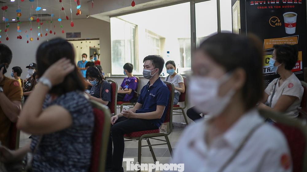 Các khu vực phục vụ người hiến máu đều được Ban tổ chức bố trí một cách khoa học, giữ khoảng cách hợp lý nhằm phòng chống COVID -19