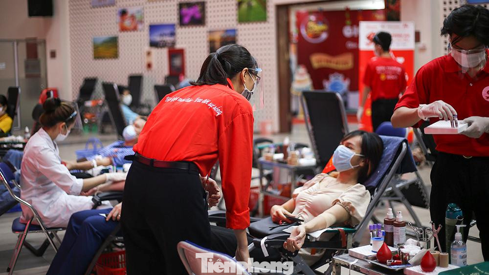 Tham gia công tác tuyên truyền, vận động và tổ chức hiến máu năm nay có gần 1.000 sinh viên đến từ 79 trường Đại học/Cao đẳng trên khắp địa bàn thủ đô Hà Nội. Các tình nguyện viên được chia ca/kíp khoa học, chuyên nghiệp để phục vụ, chăm sóc người hiến máu.