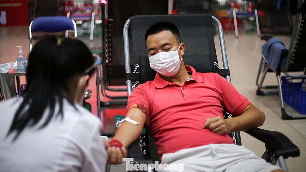 Anh Nguyễn Quang Hùng (Đống Đa- Hà Nội) chia sẻ : &quot;Nghe tin nguồn máu đang thiếu nghiêm trọng và biết đến chương trình mình tranh thủ giờ nghỉ trưa qua hiến luôn. Mong muốn được góp một phần nhỏ bé đến với những người bệnh, nhất là trong thời điểm hiện tại&quot;.