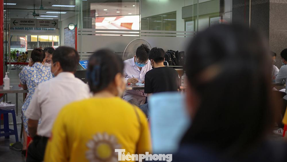 Trước khi vào hiến, người hiến máu sẽ được đo nhiệt độ và khám lâm sàng