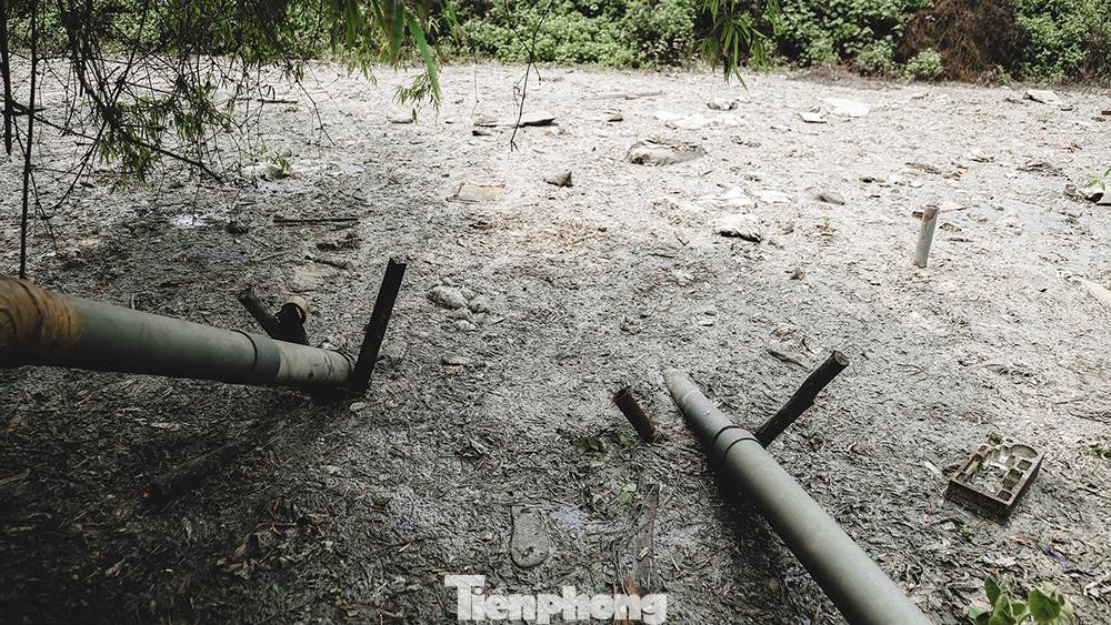 Hai bên bờ sông nhiều ống nước thải ngày đêm vô tư xả trực tiếp xuống dòng sông, có những doanh nghiệp tinh vi hơn còn lắp cả hệ thống xả ngầm dưới lòng sông. Mỗi khi xả thải nước thải tuôn chảy làm dòng nước sủi bọt trắng xóa nhưng khó mà phát hiện được điểm xả thải ở đâu ra