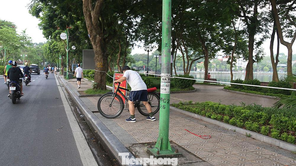 Trước đó, từ 0h ngày 26/6, Hà Nội cho phép các hoạt động thể dục, thể thao ngoài trời hoạt động trở lại. Tuy nhiên, người dân không được tụ tập quá 20 người trong một khu vực và vẫn phải thực hiện nghiêm khuyến cáo 5K, trong đó có việc đeo khẩu trang.