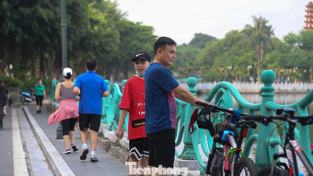 Rất đông người dân "tích cực" tập thể dục bất chấp lệnh cấm.