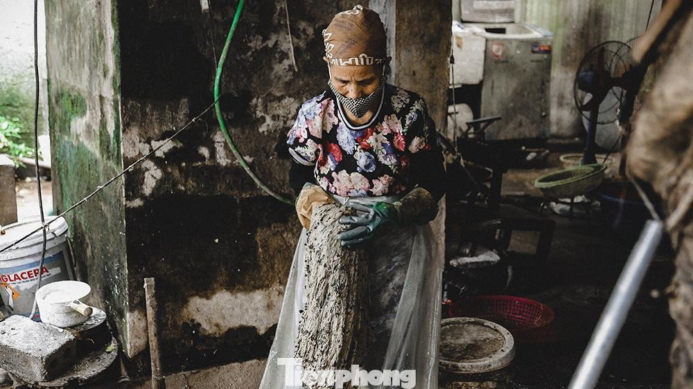 Công đoạn này yêu cầu người thợ phải thật tỉ mỉ, khéo léo tránh xót nhộng lại trong tơ.