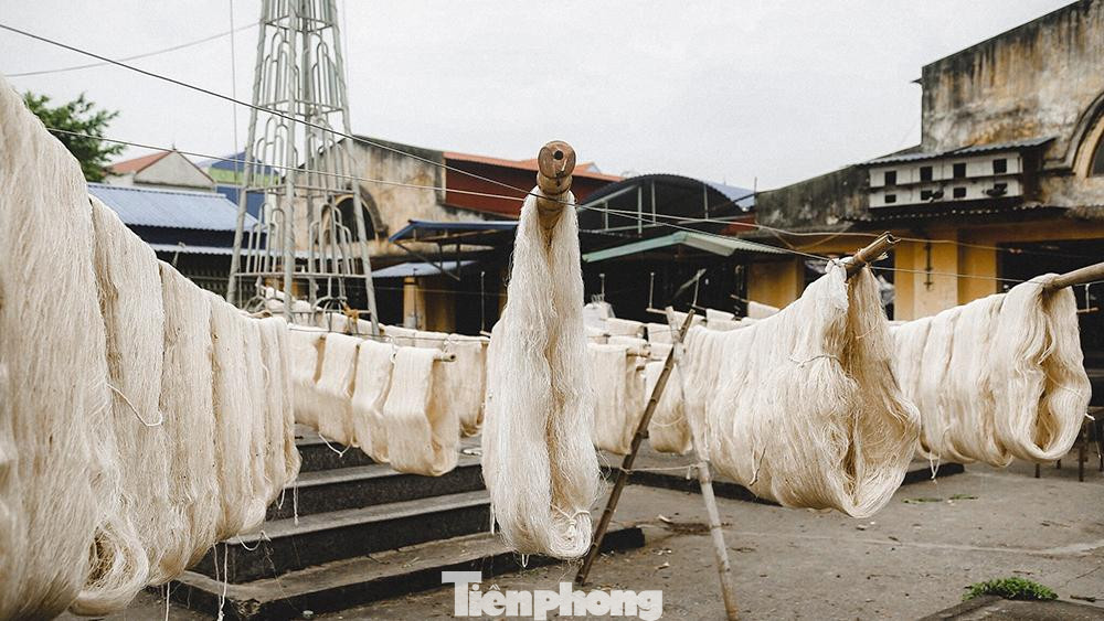 Những sợi tơ được đôi bàn tay khéo léo cuộn thành từng bó, phơi khô dưới nắng.