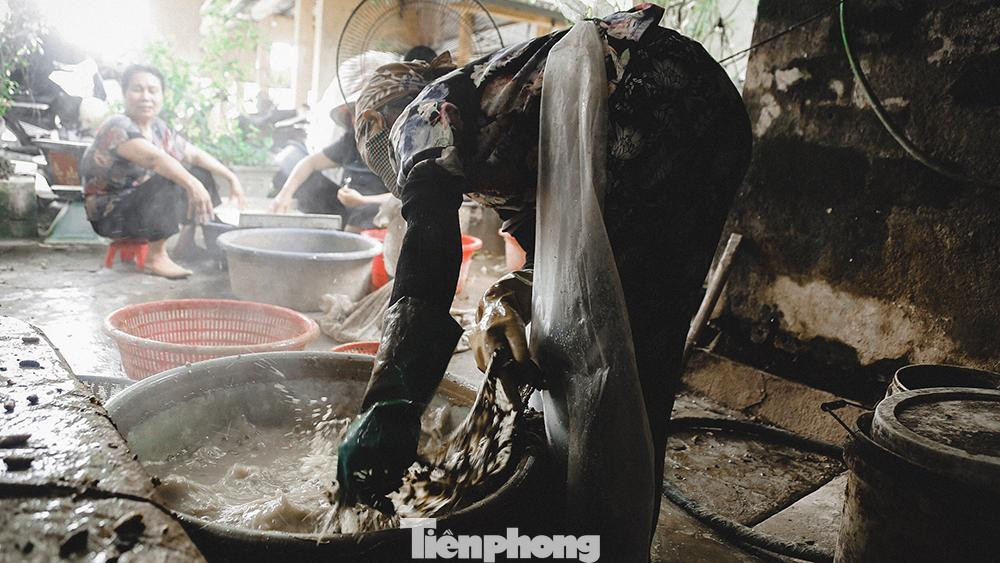 Tiếp đến là công đoạn lọc nhộng. Khi mà những sợi tơ được kéo xong, người thợ nhanh chóng rũ nhộng ra khỏi những kẽ tơ còn sót.