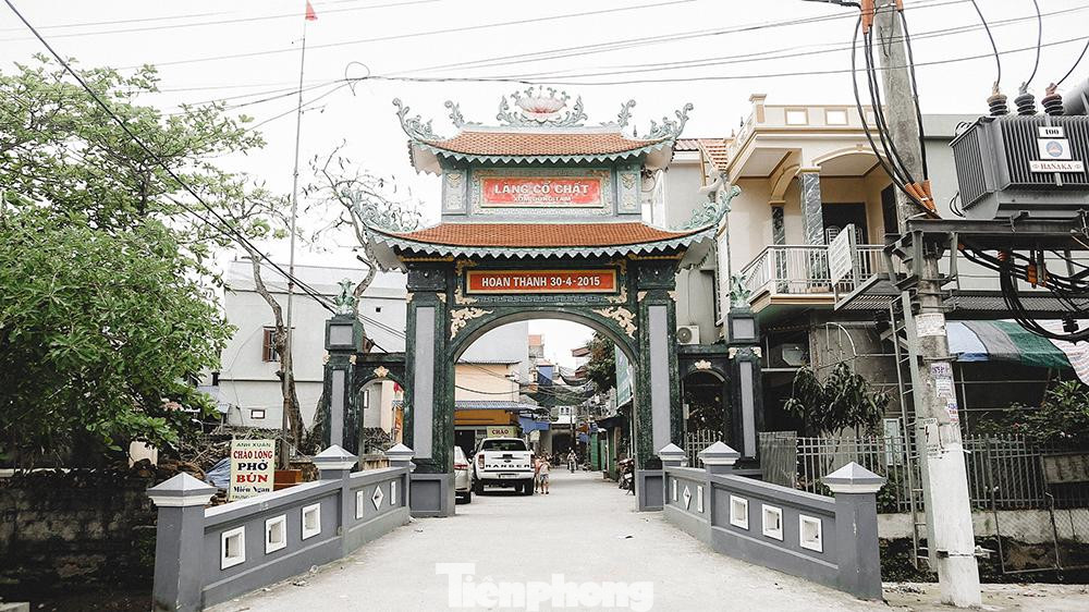 Đến với ngôi làng, nhiều du khách ngỡ ngàng trước vẻ đẹp cổ kính và nên thơ với những đường tơ óng ả chạy dọc con đường làng