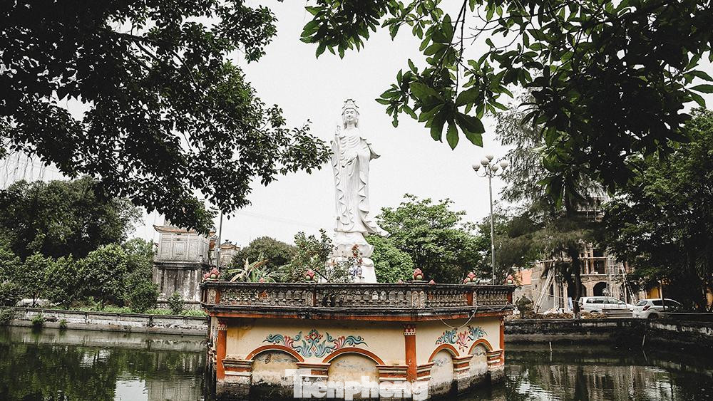 Làng Cổ Chất là điểm dừng chân thú vị cho du khách muốn tìm đến làng nghề truyền thống bao đời nổi tiếng với nghề ươm tơ, nuôi tằm, dệt lụa.