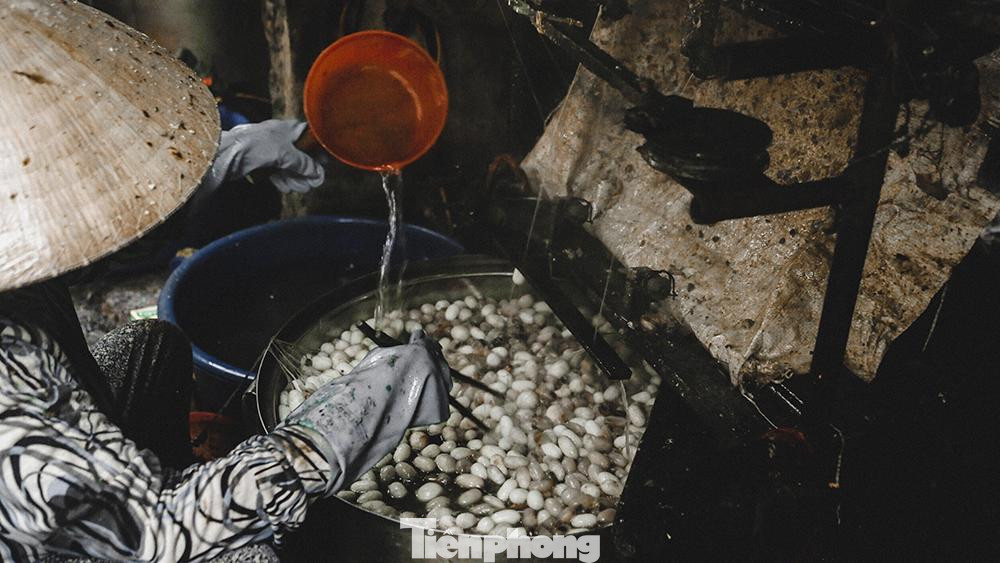 Nước bốc khói nghi ngút, vòng kéo chạy chầm chậm và từng sợ tơ vàng hoặc trắng được quấn quanh khung. Đây mới chỉ là công đoạn đầu tiên gọi là kéo tơ. Kéo tơ xong người thợ còn phải chỉnh tơ: Nhặt tạp chất, quấn cho khuôn tơ được suôn và đều, sao cho tơ được sạch sẽ. Sau đó những cuộn tơ được cuộn thành từng bó, phơi khô dưới nắng.