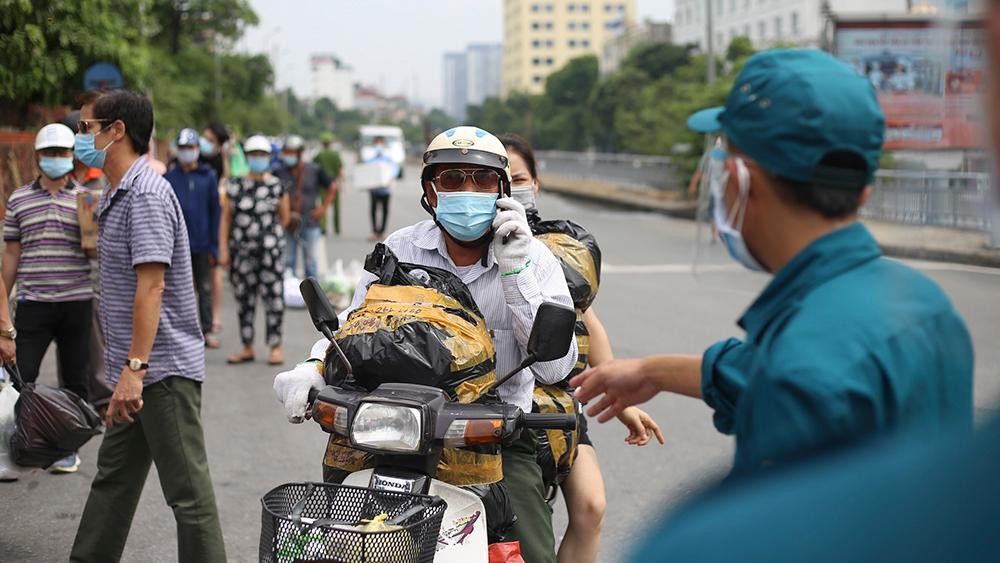 Lực lượng dân phòng tiến hành phân hàng để tránh tình trạng ùn tắc.