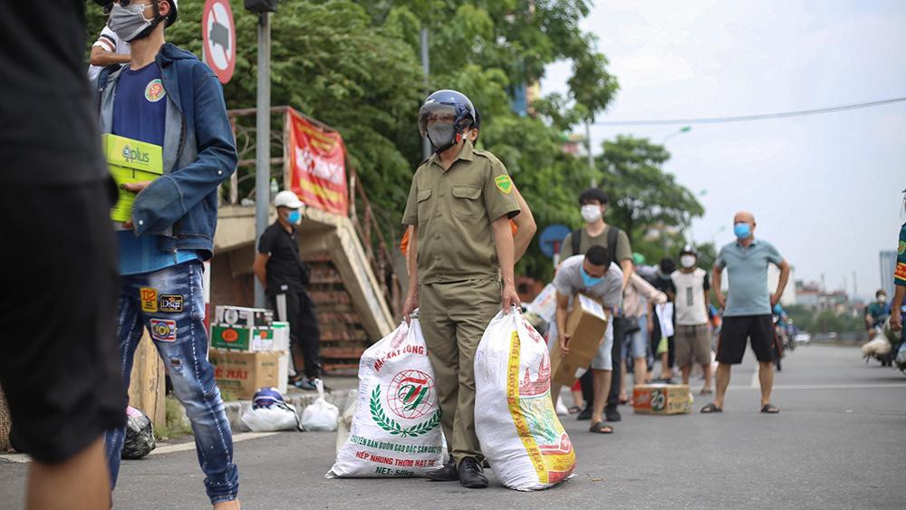 Mỗi một thùng hàng không vượt quá 5kg để có thể dễ dàng vận chuyển.