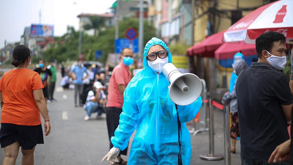 Người dân gửi hàng được hướng dẫn chuyển hàng đến đúng vị trí