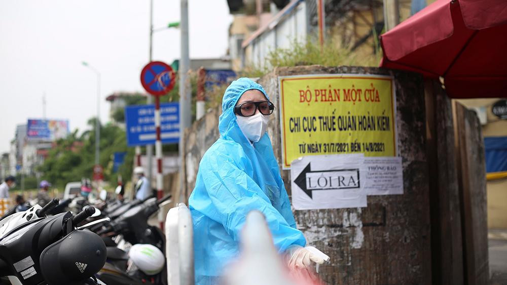 Nhu yếu phẩm, hàng hoá gửi vào khu cách ly sẽ được chuyển đến nơi nhận bằng xe điện và xe máy.