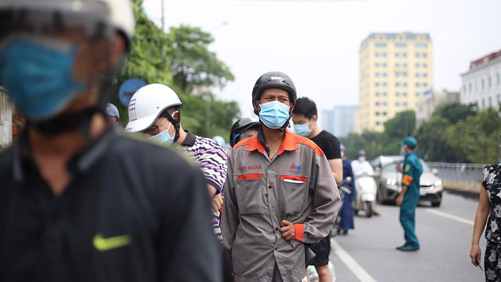 Trong thời gian áp dụng cách ly, người dân tại vùng cách ly không tiếp xúc với người khác, không ra khỏi vùng cách ly, trừ trường hợp phải chuyển cơ sở khám chữa bệnh theo quy định hoặc những trường hợp đặc biệt khác được phép. Các trường hợp không tuân thủ cách ly sẽ bị cưỡng chế thi hành theo quy định pháp luật.