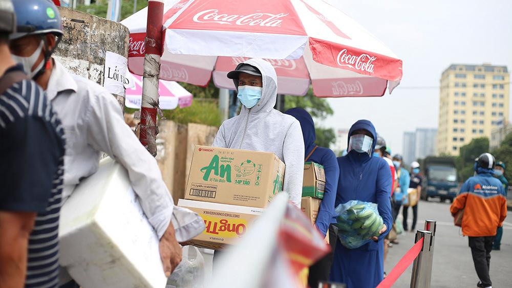 Do quy định giờ nhận đồ vào khung giờ nhất định trong buổi sáng và chiều nên lượng hàng hoá dồn vào 2 khung giờ này là khá nhiều.