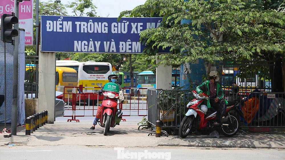Theo quan sát, trong thời điểm nguy cơ lây lan dịch bệnh còn cao, hầu hết các lái xe đều tuân thủ việc đeo khẩu trang khi vận chuyển hành khách.