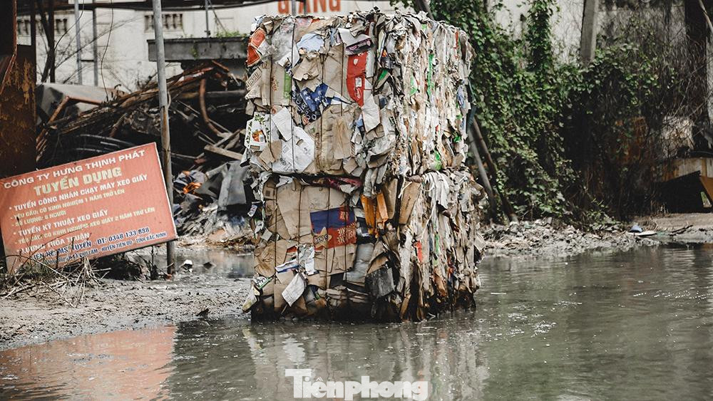 Hiện ở cụm công nghiệp đang có 32 cơ sở hoạt động sản xuất, Mỗi ngày các cơ sở tại đây đều xả ra môi trường rác thải và những dòng nước có màu đen kịt trực tiếp ra mặt đường