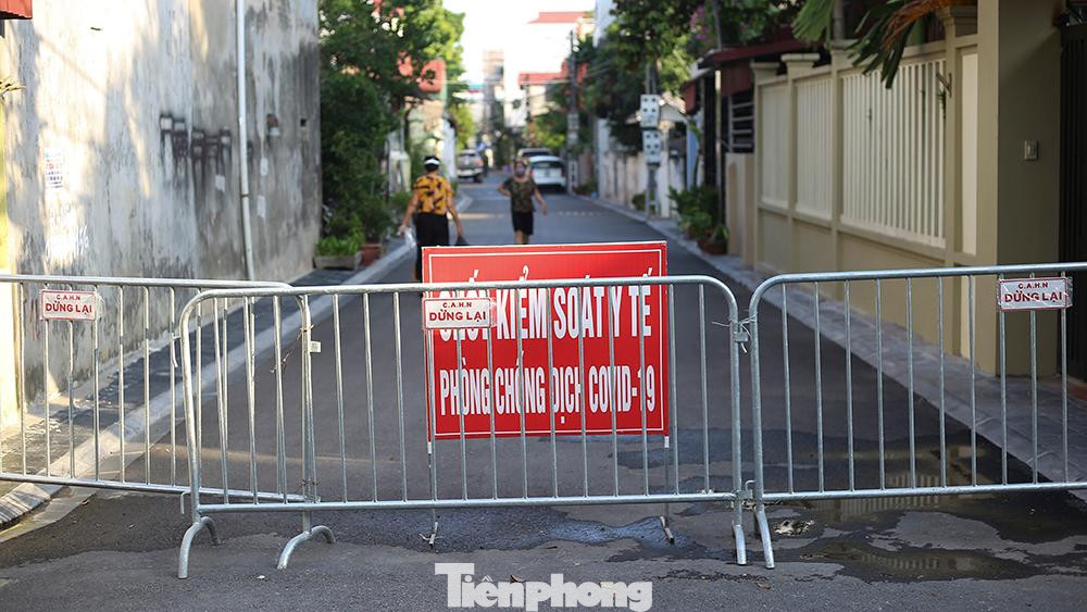 Ngày 2/8, Trung tâm y tế huyện Đông Anh phát hiện 6 trường hợp nghi mắc COVID-19 tại tổ 21 thị trấn Đông Anh bao gồm: N.T.B (nữ, sinh năm 1953) , N.V.A (nữ, sinh năm 1979), N.N.M (nữ, sinh năm 2018), N.T.L (nữ, sinh năm 1992), N.H.P (nữ, sinh năm 2020). Các bệnh nhân đều là F1 được lấy mẫu xét nghiệm cho kết quả dương tính. Trong ảnh: ngõ tại tổ 21 nơi có 6 bệnh nhân dương tính SARS-CoV-2.