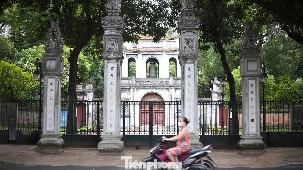 Ghi nhận tại Văn Miếu Quốc Tử Giám, người dân sống xung quanh và đi đường chấp hành nghiêm quy định, không còn cảnh vái vọng xuất hiện trước cổng nữa.