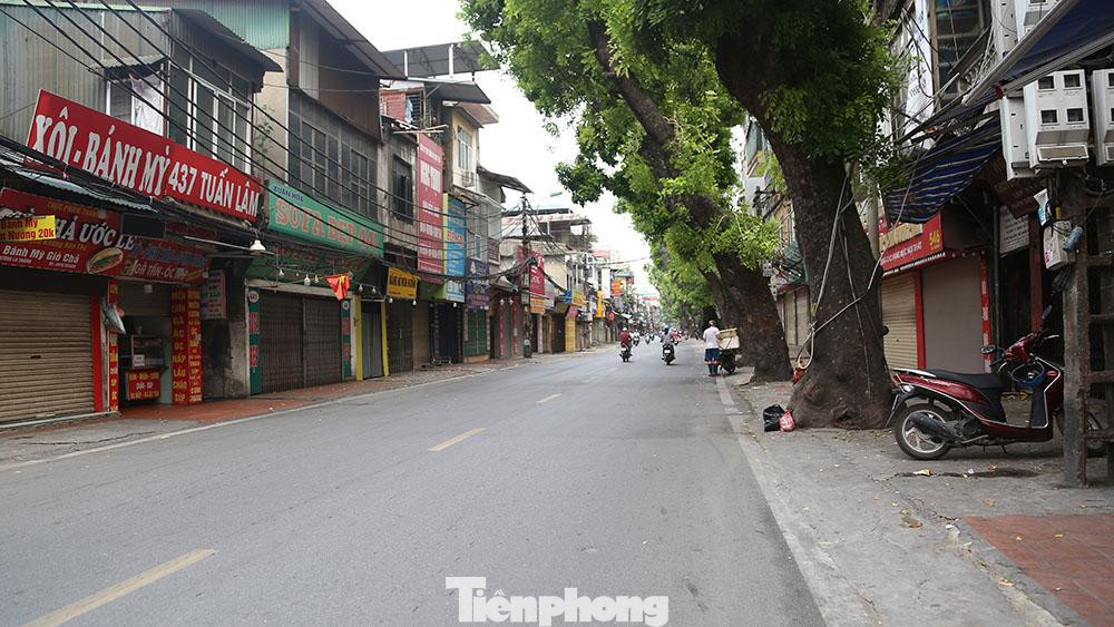 Đường La Thành hướng đi Nguyễn Chí Thanh giờ cao điểm các phương tiện không phải "chật vật" lưu thông như thường ngày.