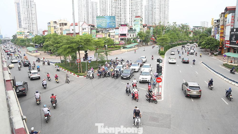 Trái ngược so với khung cảnh giờ cao điểm những ngày thường, giao thông tại nút giao thông 4 tầng trên đường Nguyễn Trãi - hướng đi Ngã tư sở thưa thớt hơn nhiều so với trước.